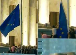 ძალადობრივმა ჯგუფებმა პარლამენტიდან ევროკავშირის დროშა ჩამოგლიჯეს