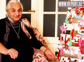 82-летняя бабушка создает уникальные новогодние игрушки - ВИДЕО