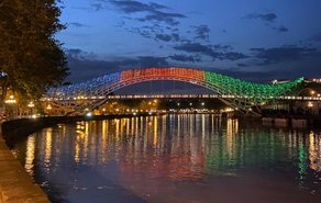 Тбилисская телевышка и Мост Мира подсветили цветами азербайджанского флага - ВИДЕО