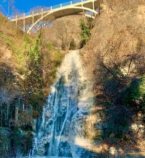 В Тбилисском ботаническом саду замерз водопад