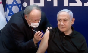 Нетаньяху первым в Израиле вакцинировался от COVID-19