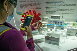 В Китае десяткам тысяч людей сделали прививки от коронавируса