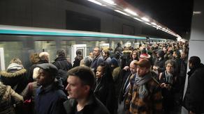 Paris metro personnel to temporarily cease the strike