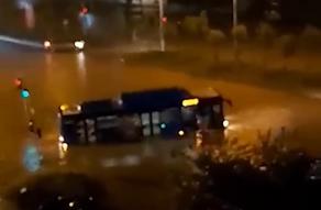 В Диди Дигоми затопило автобус