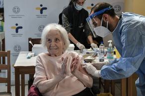В Греции началась вакцинация пожилых людей от COVID-19
