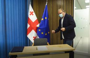 Former UNM head Vashadze signs agreement formulated by Charles Michel