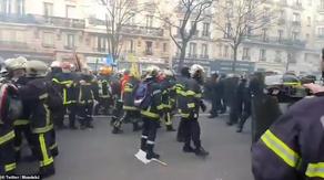 Clashes between firefighters and police in Paris - VIDEO