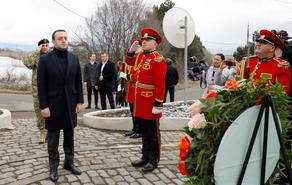 Министр обороны возложил венок к мемориалу юнкеров