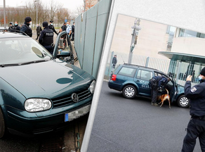 Автомобиль врезался в ворота офиса Меркель  - ФОТО