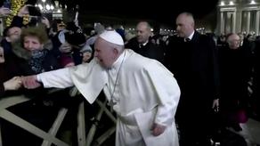 Pope Francis slaps pilgrim's hand after she yanks his arm - VIDEO