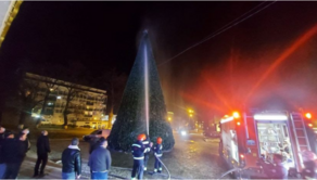 В Телави сгорела часть главной новогодней елки