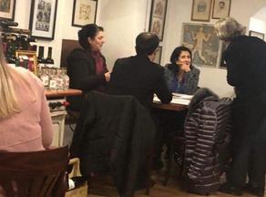 Протестующие пришли к кафе-бару, где ужинает президент