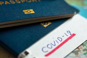 ბრიტანეთი კოვიდ პასპორტების შემოღებას განიხილავს