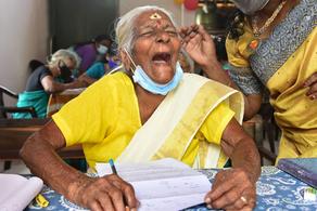 104 წლის ქალმა წერა-კითხვა ისწავლა