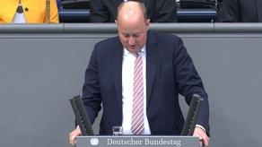Matthias Hauer collapsed during his speech   - VIDEO