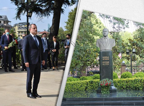 Jeyhun Bayramov laid wreath at monument of Heydar Aliyev in Tbilisi