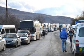 Waiting line of more than 800 vehicles at Larsi border