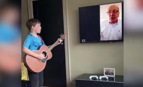 Дедушка и внук исполняют хит Queen в самоизоляции - ВИДЕО